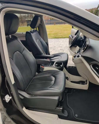 Chrysler Pacifica cena 114000 przebieg: 114000, rok produkcji 2019 z Lubin małe 172